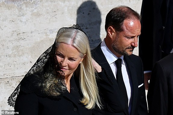 Norway's Crown Prince Haakon and Crown Princess Mette-Marit walk ahead of the funeral Mass of Pope Francis, at the Vatican, April 26, 2025. REUTERS/Kai Pfaffenbach