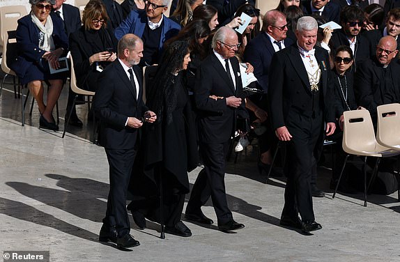 Sweden's King Carl Gustaf and Queen Silvia walk ahead of the funeral Mass of Pope Francis, at the Vatican, April 26, 2025. REUTERS/Kai Pfaffenbach