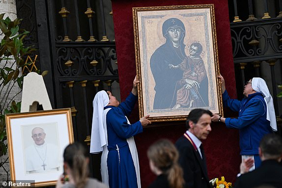 Nuns adjust Salus Populi Romani icon at Basilica of Santa Maria Maggiore, following the death of Pope Francis, in Rome, Italy, April 21, 2025. REUTERS/Dylan Martinez