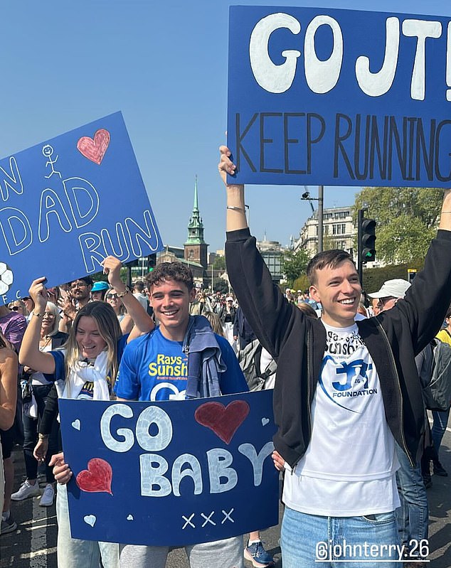 Georgie and Summer were seen cheering on their dad with homemade signs on Sunday