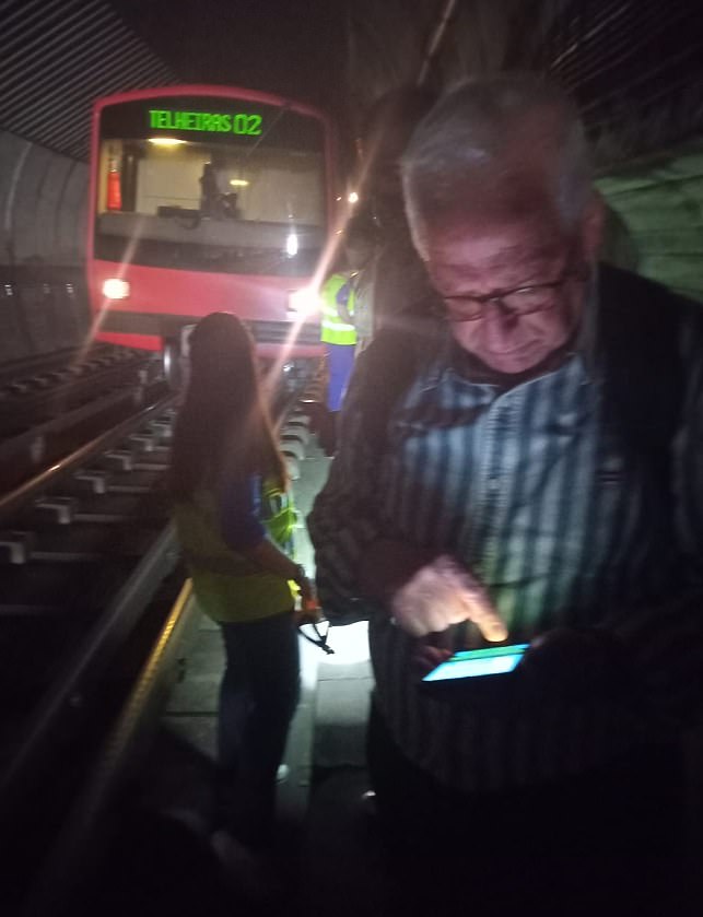 Pictures from Lisbon's metro system show travellers attempting to use their phones and staff with torches