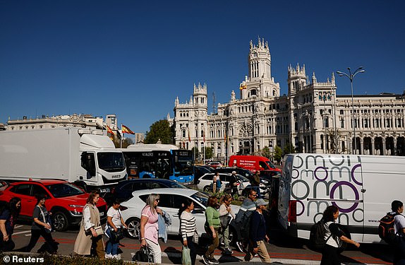 People walk on parts of the roadway amid vehicles in gridlock at Cibeles Square during a power outage in Madrid, Spain, April 28, 2025. REUTERS/Susana Vera