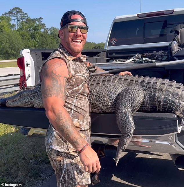 Dragich and the officer carried the gator over to a white pickup truck and hefted it into the bed