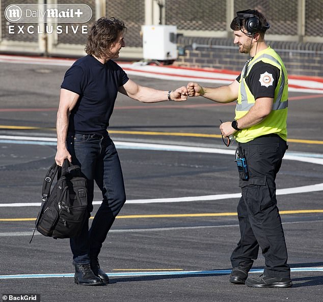 Cruise fistbumped an air traffic controller as he arrived
