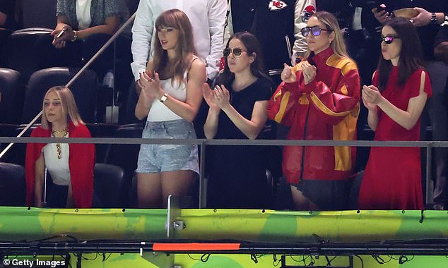 Swift was joined by Ashley Avignone, Alana Haim, Este Haim and Danielle Haim for the game