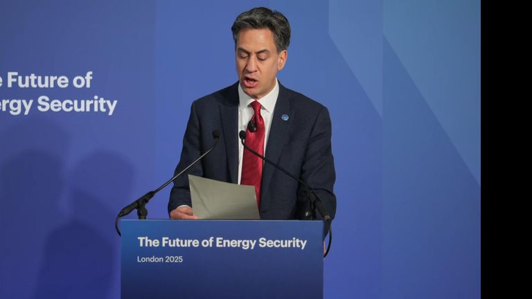 Energy secretary reads a letter from the King at a summit in London