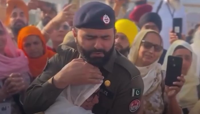 Punjab police officer embraces elderly Sikh pilgrim and recites poem in this screengrab taken from a video, April 27, 2025. — Geo News