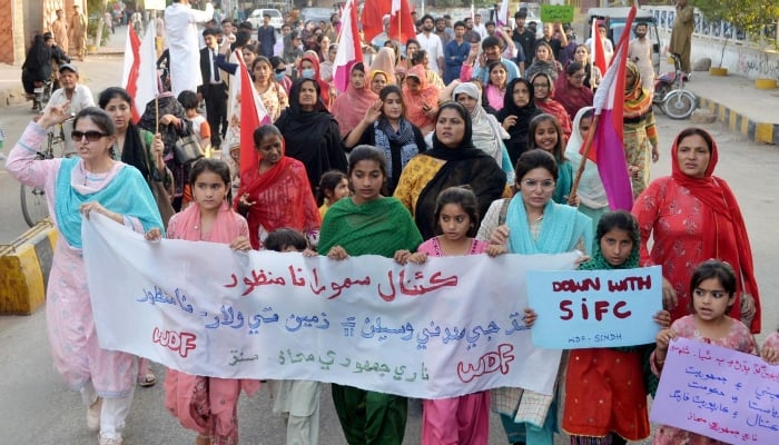Workers of Nari Jamhoori Mahaz hold a protest against construction of canals on River Indus outside the Hyderabad Press Club in Hyderabad on April 26, 2025. —INP