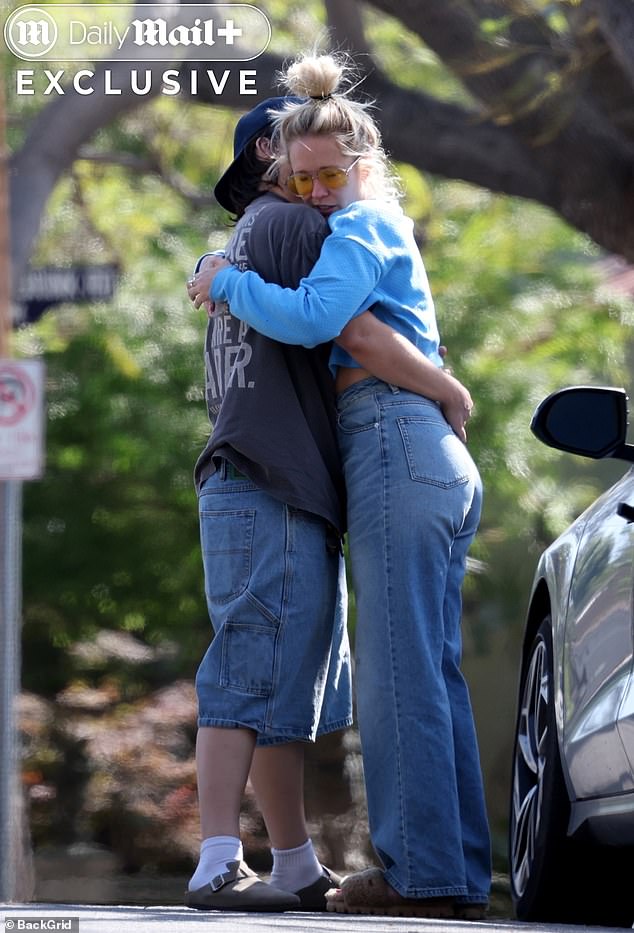 The couple were spotted locking lips and wrapping their arms tightly around one another, before grudgingly saying goodbye and parting ways