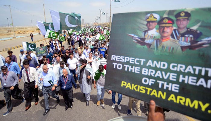 Large number of students and teachers including Vice Chancellors and Deans of various public and private universities of city are celebrating the remarkable success of Pakistans Operation Bunyan-um-Marsoos, organized by Sindh Higher Education Commission, held at Clifton Seaview Beach road in Karachi on Thursday, May 15, 2025. — PPI