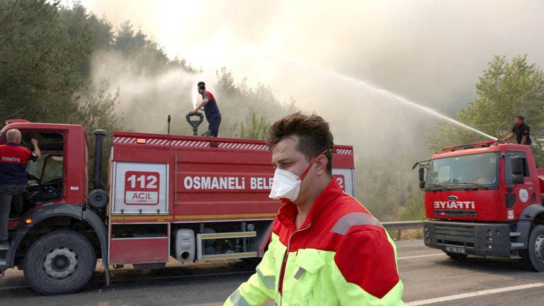 Firefighters respond to a wildfire near Osmaneli in the western Bilecik province, Turkey, July 24, 2025. REUTERS/Dilara Senkaya