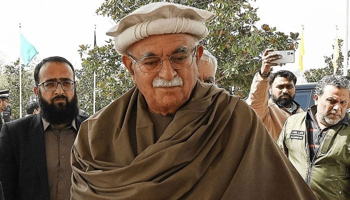 Pakhtunkhwa Milli Awami Party (PkMAP) chief Mahmood Khan Achakzai speaks in a public gathering. — APP/File