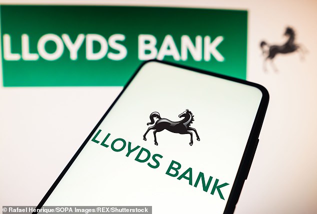 The Lloyds Bank app is now down in a crash, leaving thousands of Britons unable to access banking services on payday.