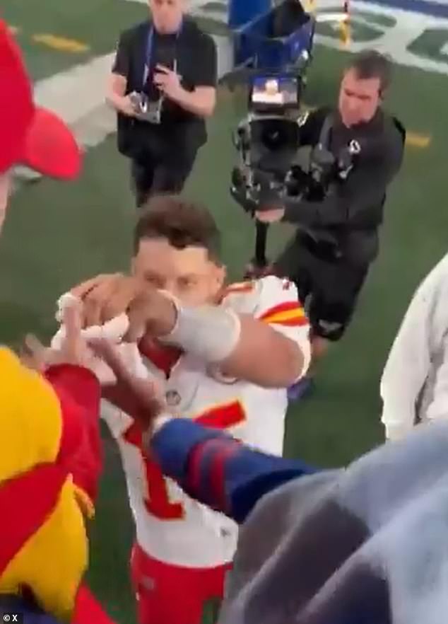 Patrick Mahomes was seen trying to give a gift to a young Chiefs fan when an adult Giants fan snatched it