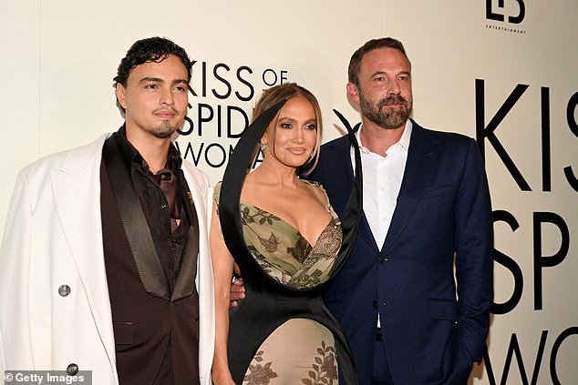 Affleck happily wrapped his arm around his ex