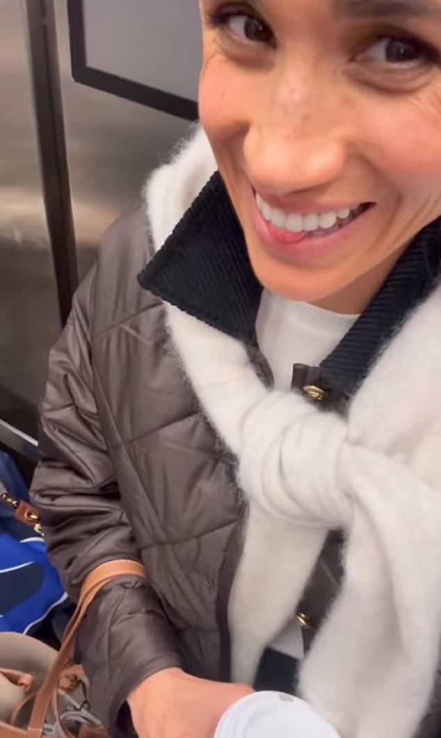 Meghan also showed herself in the elevator with the bag behind her. She says her surname is Sussex, not Markle