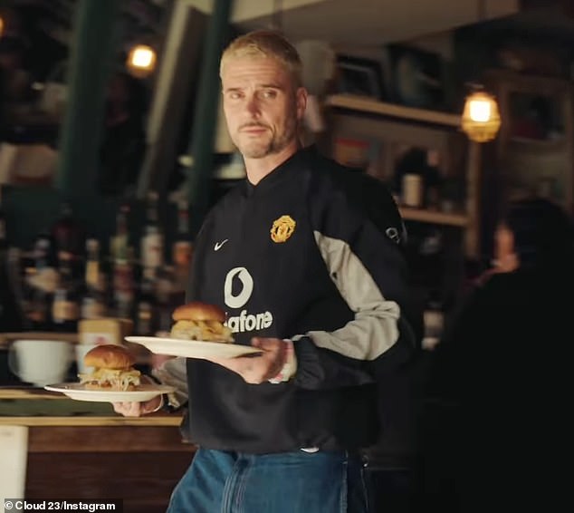 Seymour immediately claimed the spotlight by wearing a vintage Manchester United training top - a subtle reference to Brooklyn's father David, who played for the club until 2003