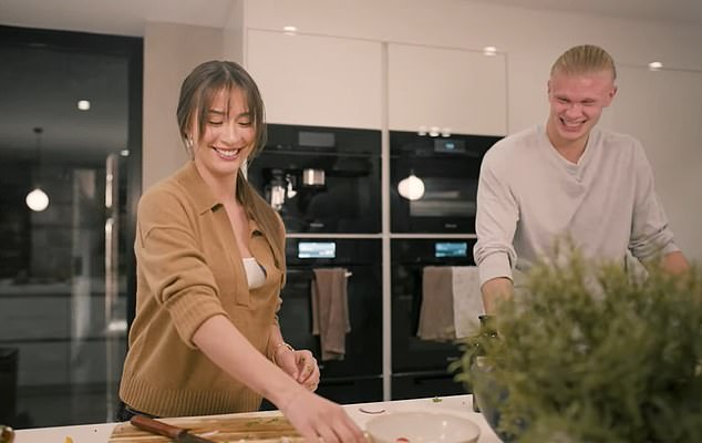 He and his girlfriend Isabel Haugsen Johansen love preparing meals together at night