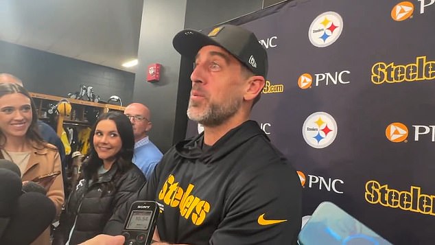 Aaron Rodgers ha revelado el mensaje de texto que envió a su compañero de equipo Broderick Jones