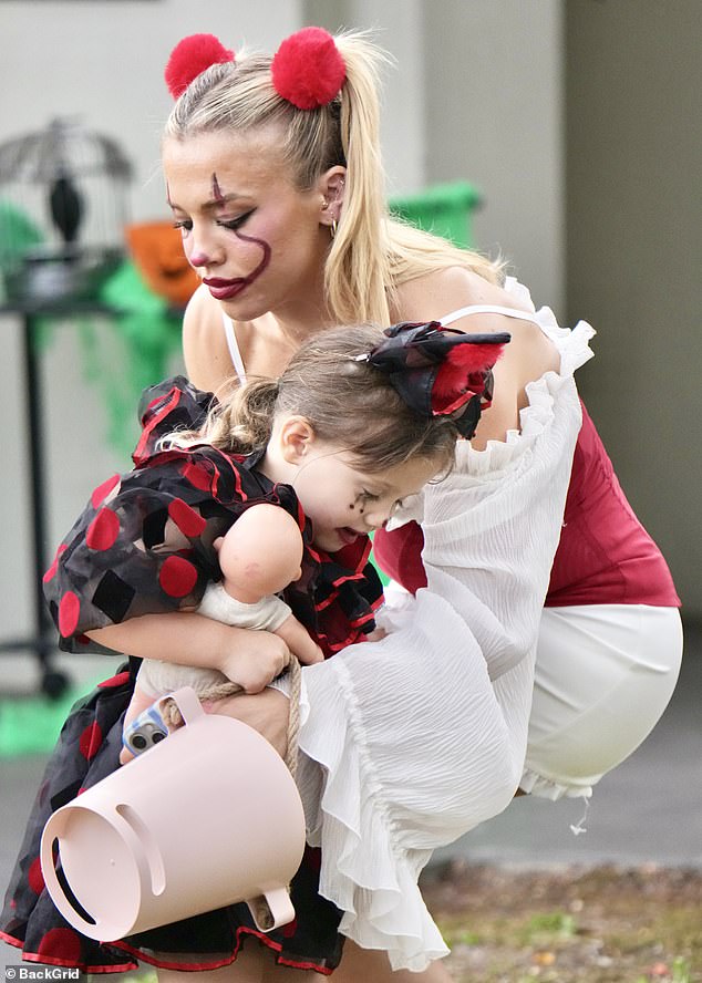 The doting mum strolled along the Gold Coast streets as she took her kids trick or treating