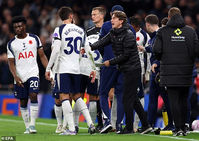 Spurs' substitute goalkeeper Antonin Kinsky was not sent to warm-up during Frank's chat