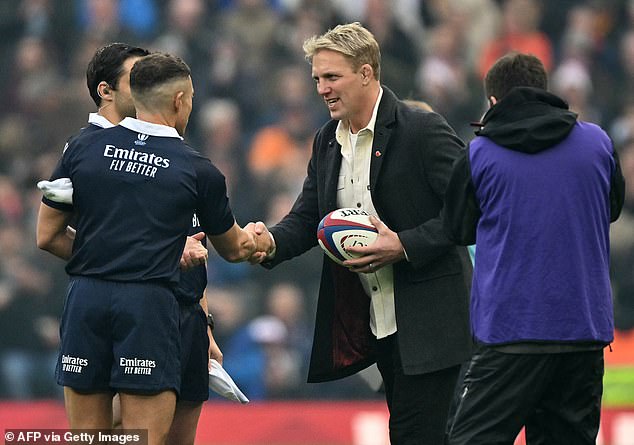 The Red Roses legend shook the hands of the referees as the crowd erupted into applause