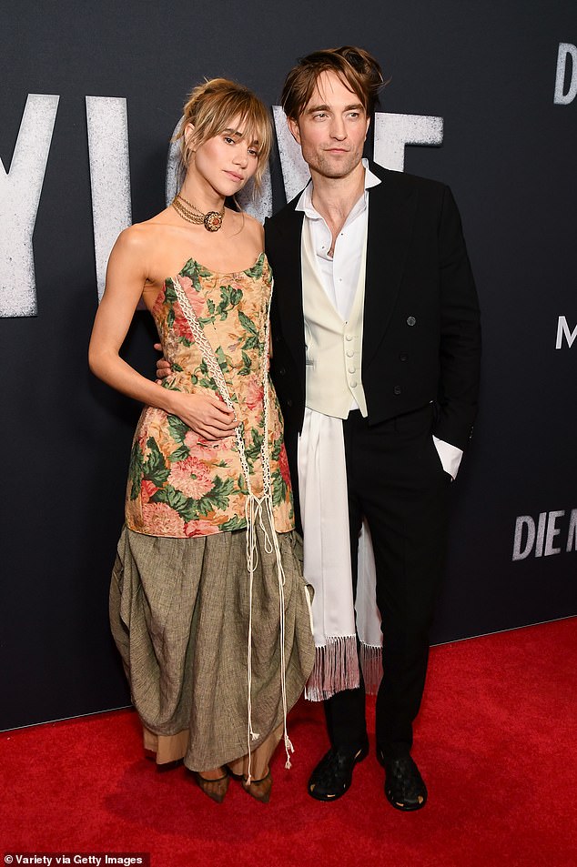 She cut a stylish figure in an unconventional sleeveless gown with a structured bodice featuring an antique-style floral print