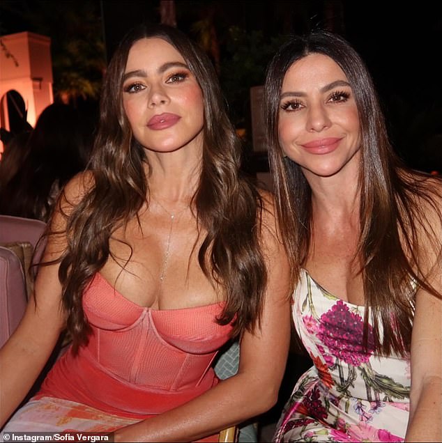 The bombshell added a long gold necklace