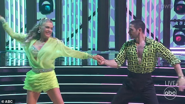 Elaine Hendrix and Alan Bersten performed a salsa dance to Rob Base and DJ EZ Rock's It Takes Two