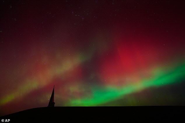 The spectacular display was also seen in in the US, with this photograph taken near Valley Falls in Kansas
