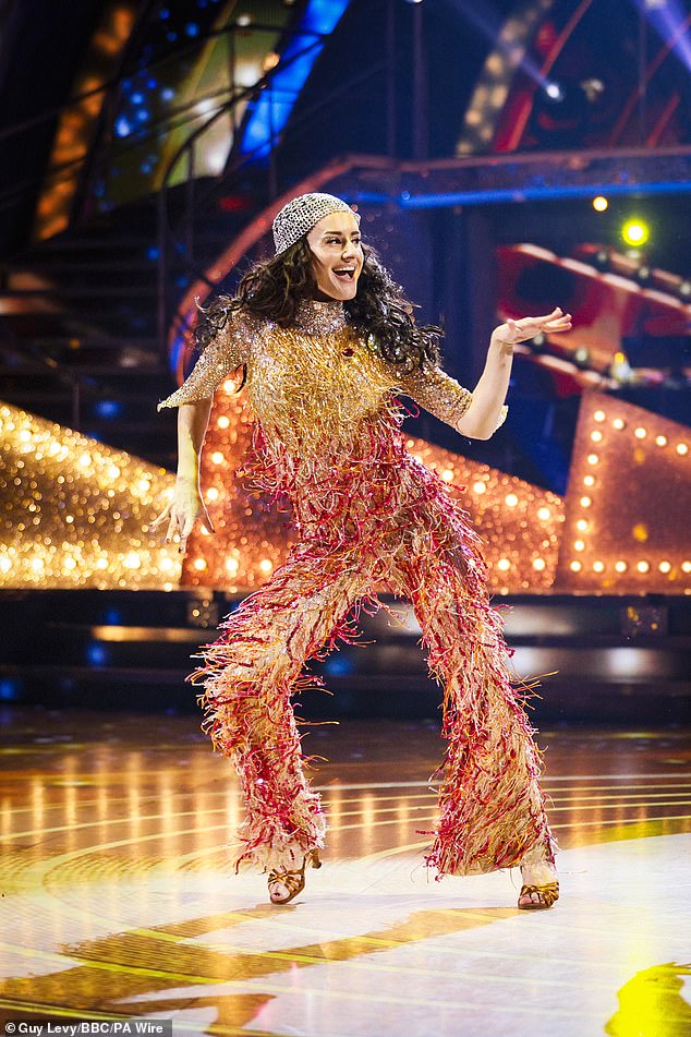 She also gave her thoughts on the backlash towards contestant Amber Davies over her previous dance experience, after the Love Island winner ended up in the dance-off (seen Saturday)