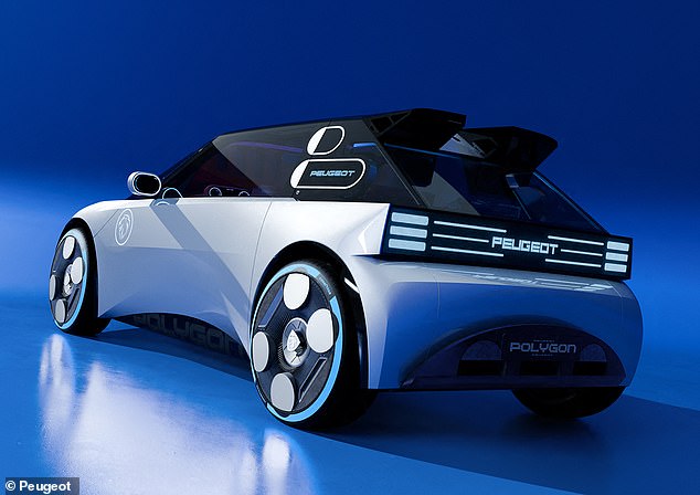 The pop-up cable connector, located on the car's C pillar, has its own Micro-LED screen (so it's easy to check the charge level from the outside)