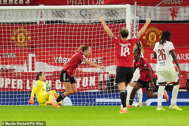 This meeting with former side Manchester United marked Earps¿ first outing in her home country since starting for the Lionesses against the USA at Wembley last November