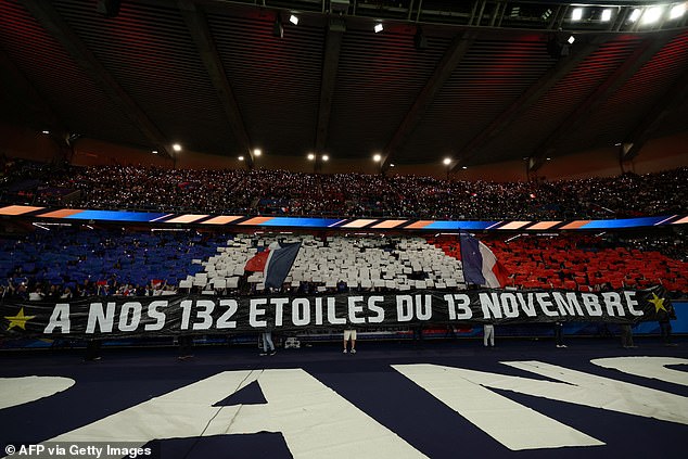 The teams paid tribute to the victims of the Paris terror attacks on the 10th anniversary