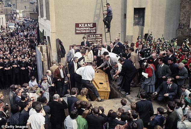 Meaney's mission was to survive 61 days beneath the surface and seize the unofficial world record