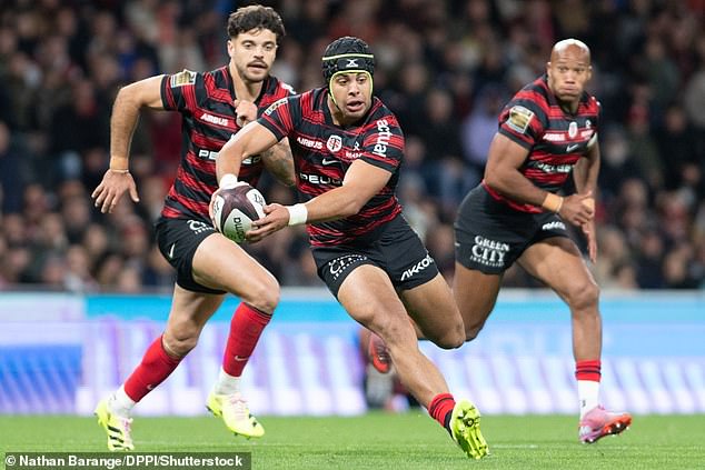 Santiago Chocobares brings power in attack and defence, making dominant shots and being used as a gain-line breaker to get in behind the defensive line