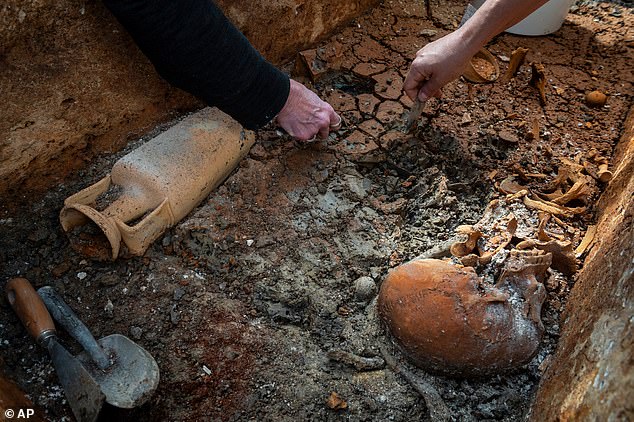 When researchers carefully lifted the lid, they uncovered a complete skeleton surrounded by dozens of artifacts, offering a rare glimpse into Roman life on the Danube frontier