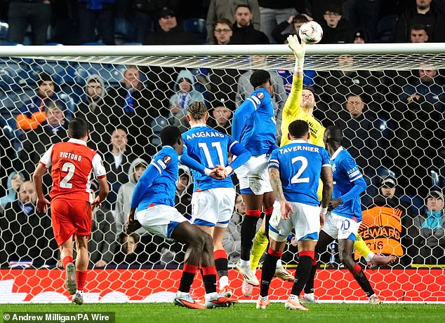 Butland denies Gomez late in the second half