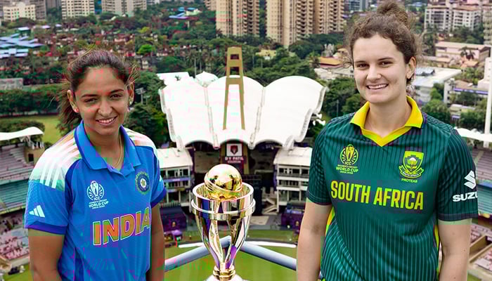 India captain Harmanpreet Kaur and South Africa skipper Laura Wolvaardt pose with the trophy ahead of the ICC Women’s World Cup 2025 final. — Facebook/@cricketworldcup