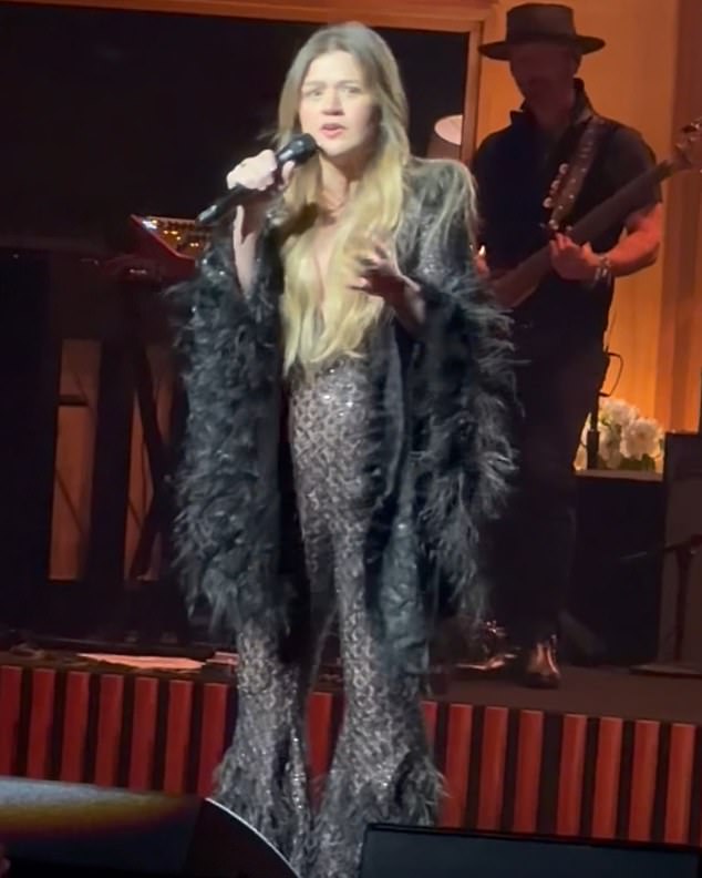 Kelly Clarkson made her audience roar with laughter on Saturday evening. When on stage during her Studio Sessions show at Caesars Palace in Las Vegas, the musician shared an eye-popping story from her past