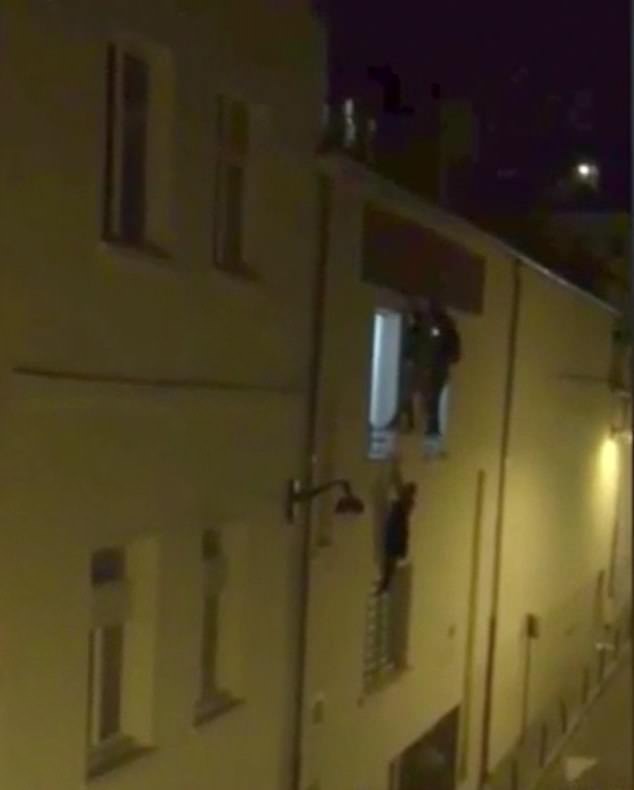 Sébastien Besatti, also clinging to the facade of the building from a window ledge, decided to risk his own life to help her