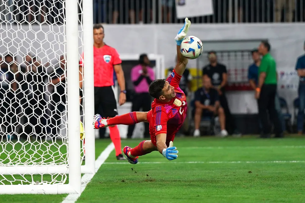 Emiliano Mart\u00ednez