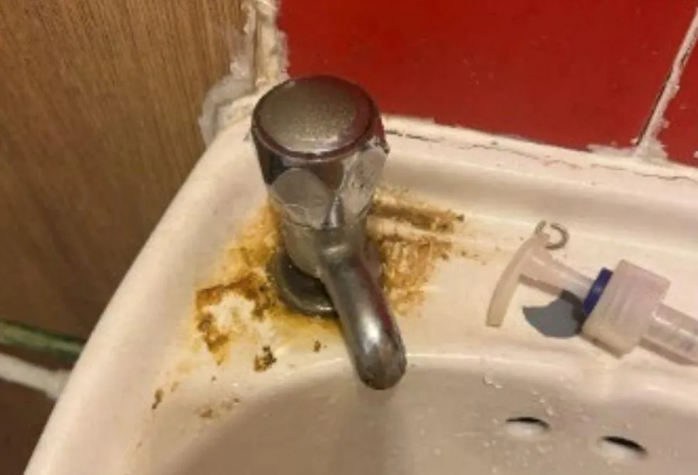 Dirty sink at Dino's Pizza