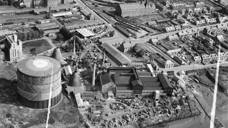 A general view of Alloa in 1952, including the glassworks. Pic: Britain From Above/Historic Environment Scotland