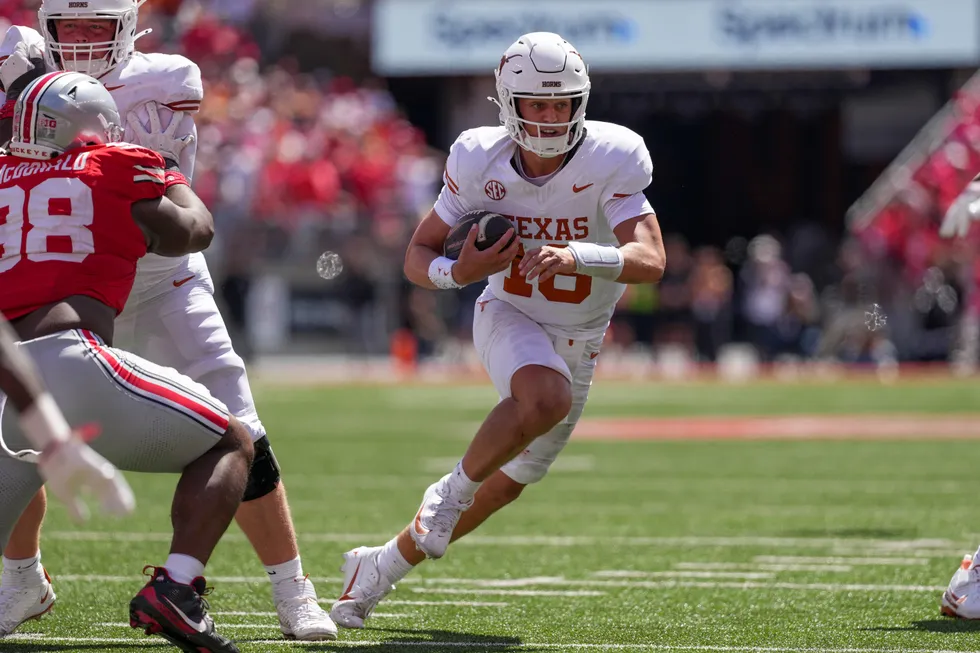 American football passed to the Texas Longhorns player