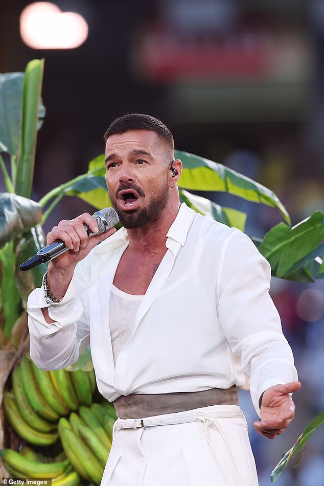 Ricky Martin also joined the show later to perform Lo que le pasó a Hawaii