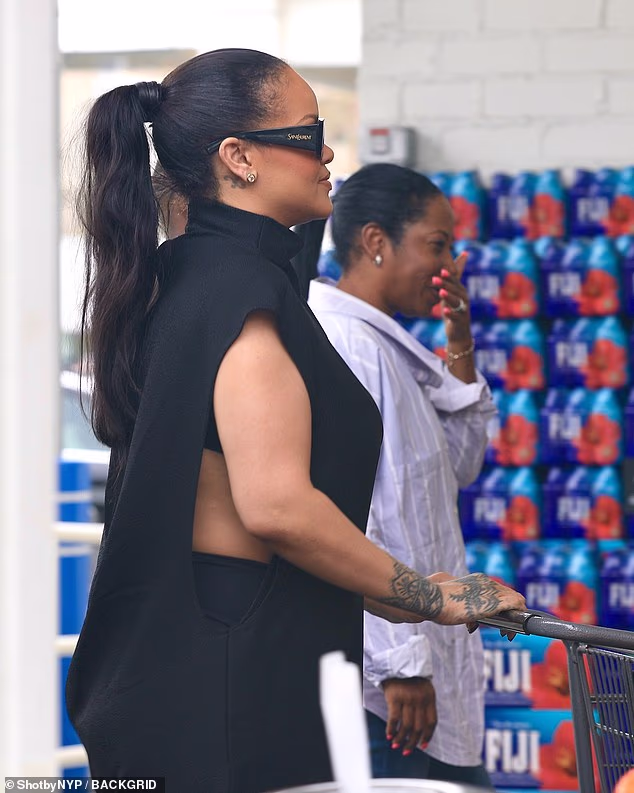 With peekaboo slits up the sides, the flowing tunic complemented her matching trousers and her large pair of gleaming Saint Laurent sunglasses