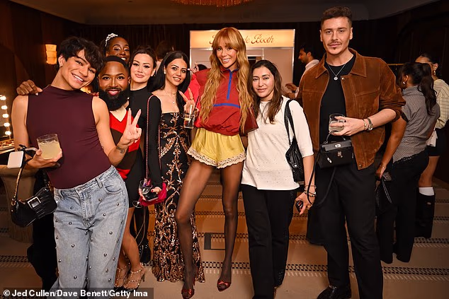 She posed alongside fans who were there to support her on her big night