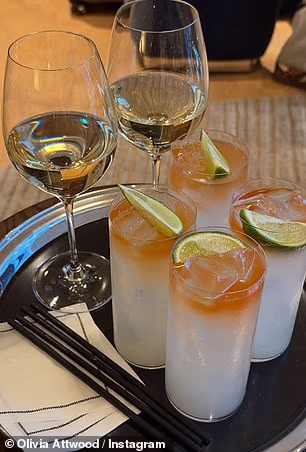 The presenter also shared a snap of the wine and cocktails on offer