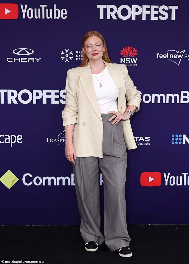 The Australian actress chose a relaxed but chic look for the event, which included a fitted white shirt over a cream blazer